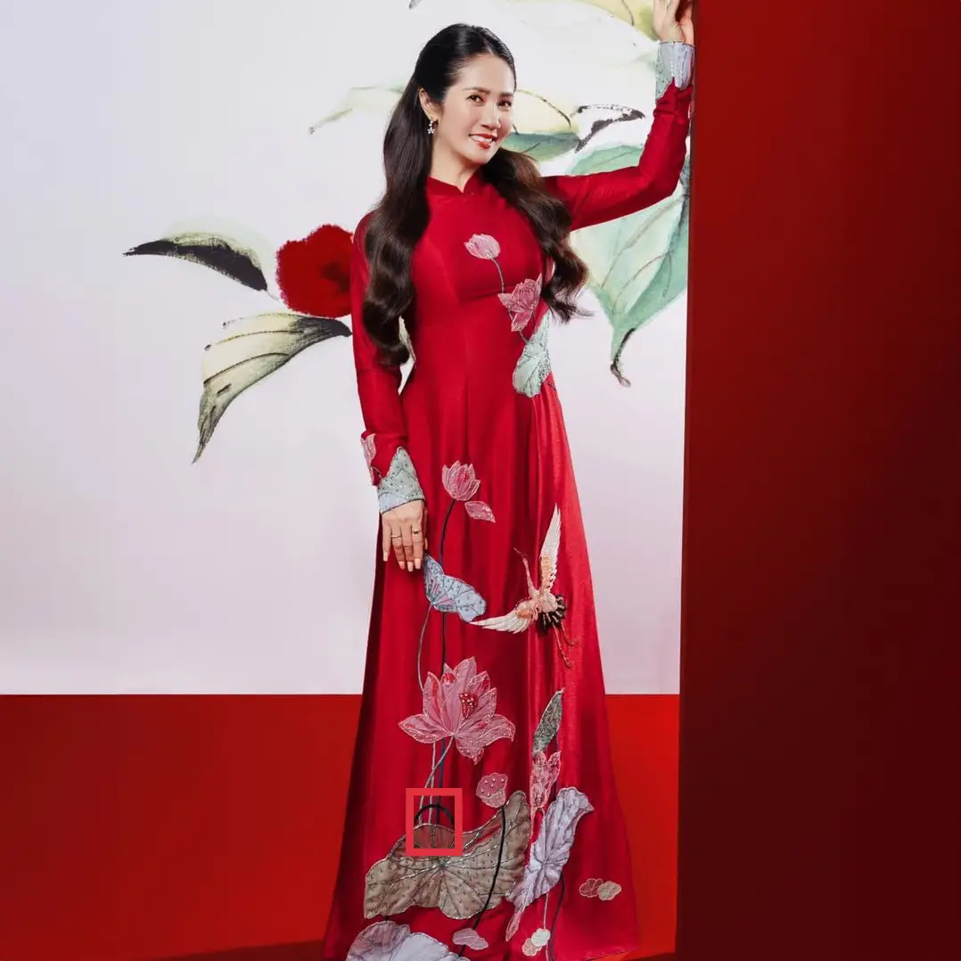 Áo dài kết cườm cổ và tay