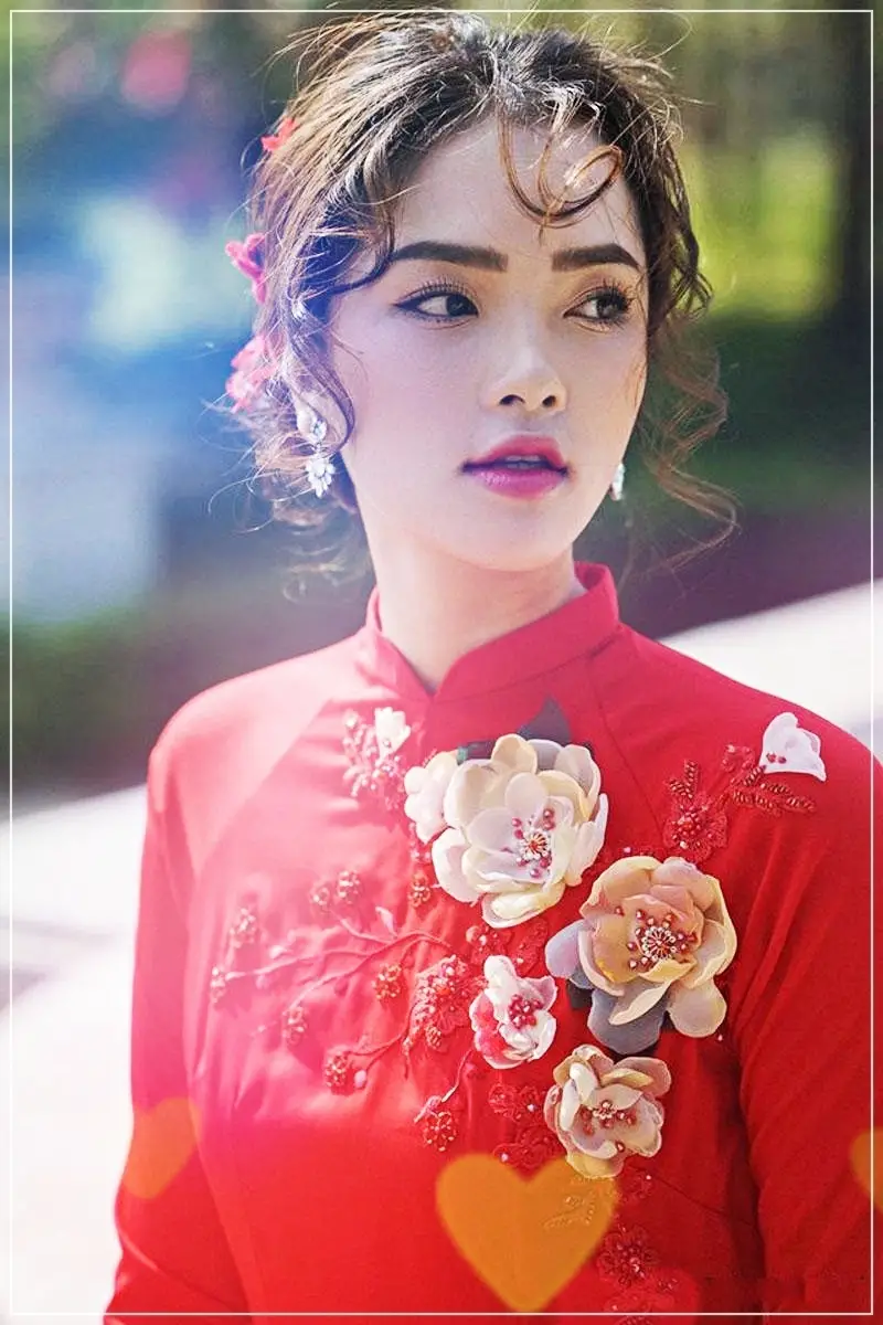 Áo dài đính hoa cách điệu