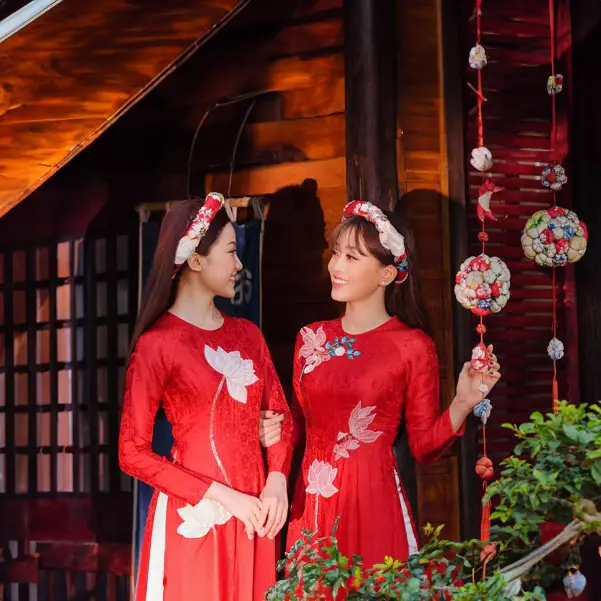 Áo dài đính kết sen